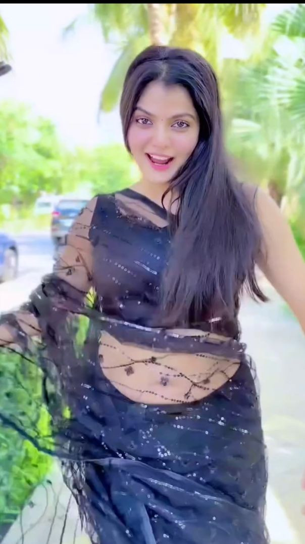 Social Media Hot Woman's Viral Beautiful Song & Dance