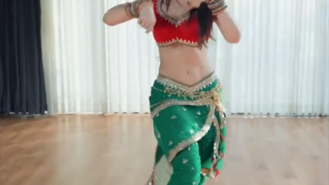 ⁣Women's Viral Dance